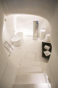 伊亚Aloia Villas的白色的浴室设有水槽和镜子