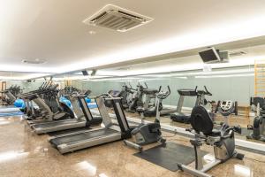 波尔图博维斯塔酒店的一间健身房,里面装有一堆跑步机