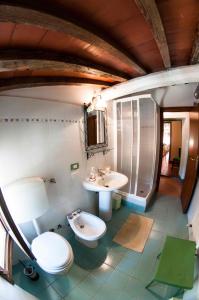 VernioAgriturismo Corboli的浴室设有2个卫生间和水槽