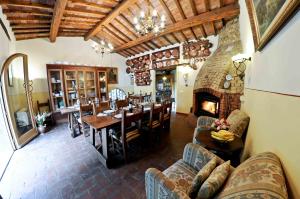 VernioAgriturismo Corboli的客厅配有餐桌和壁炉