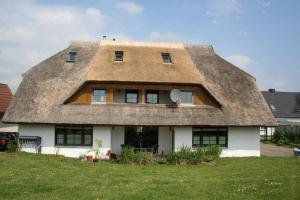 兰肯-格拉尼茨Haus - Meeresbrise的茅草屋顶度假屋