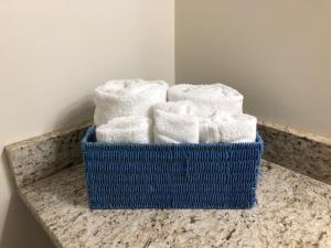 汉普顿大西洋微风套房酒店的一张蓝色的毛巾篮,放在柜台上