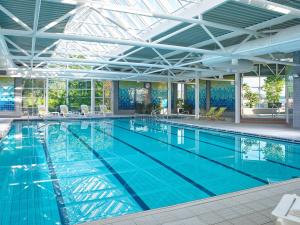 斯莱戈斯力格公园酒店及休闲俱乐部的蓝色海水大型游泳池