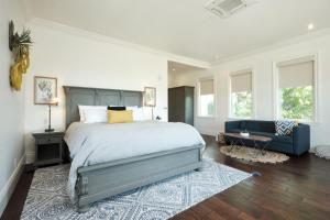 The Setting Inn Napa Valley客房内的一张或多张床位