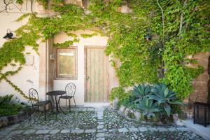 诺托玛丽娜Baglio Siciliamo Country House的常春藤覆盖的大门
