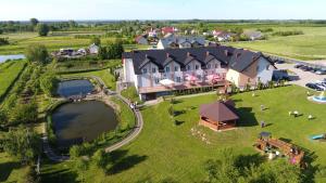 Stopnica鲁瓦维奇餐厅酒店的享有湖景的大房子的空中景色