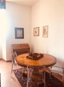 托迪La Casa Di Matilde-Centre of Todi的一间带木桌和椅子的用餐室