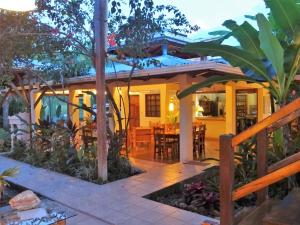 别霍港Hotel Pura Vida的房屋设有庭院和用餐区。