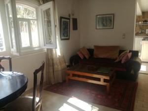 埃尔哈豪拉Miramar的带沙发和咖啡桌的客厅
