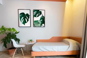 庞特卡格纳诺欧洲酒店的卧室配有一张床,墙上有三幅照片
