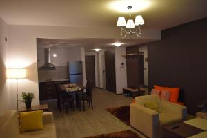 波亚纳布拉索夫Silver Mountain G1 15的带沙发的客厅和用餐室