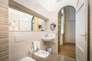 佛罗伦萨Residenza Alessandra的浴室配有盥洗池、卫生间和镜子。
