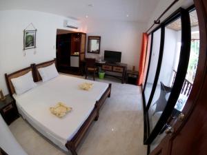 邦劳阿罗那维达滩度假酒店的一间卧室设有一张床和一间客厅。