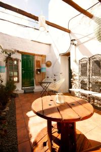 阿里亚Casa Valle de Palmeras的一个带木桌和绿门的庭院