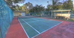 塔努姆桑茲Discovery Parks - Tannum Sands的网球场,上面有网