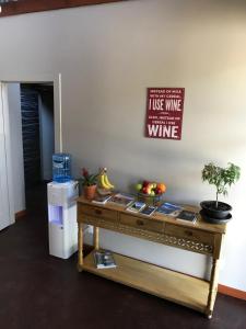 彭蒂克顿Wesbert Winery & Guest Suites的一张桌子,上面有水果和墙上的标志