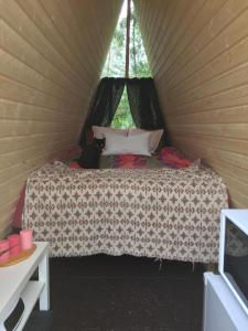 LaitilaTriangle Cabin的帐篷内一间卧室,配有一张床