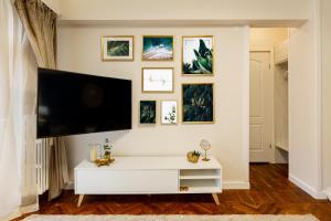 布加勒斯特Emerald Oasis的客厅设有壁挂式平面电视。