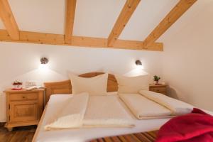 拉古多Törggelehof的卧室配有一张带两个灯的大白色床