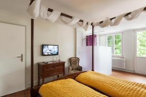 利斯塔尔古根海姆文化酒店的一间卧室配有一张带黄色毯子的大床