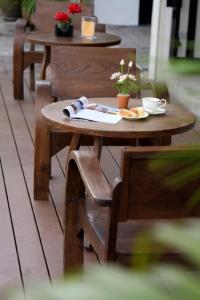 普吉镇LUB SBUY旅舍的一张木桌和椅子,上面有一盘食物