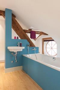 利斯塔尔古根海姆文化酒店的浴室配有白色浴缸和水槽