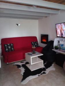 AndonLoft Les Tourelles的客厅设有红色的沙发和壁炉