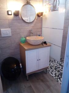 AndonLoft Les Tourelles的一间带水槽和镜子的浴室