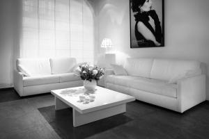 博讷梅森布兰奇的客厅配有沙发和鲜花桌