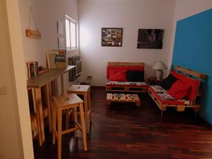 大加那利岛拉斯帕尔马斯二十七度拉斯帕尔马斯旅馆的客厅配有沙发和桌子