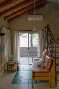 且乌塔Aguilas de Piedra的带沙发和窗户的客厅
