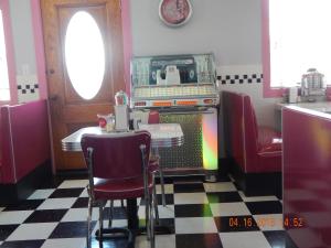 北怀尔德伍德Summer Nites的一间带桌子和比萨饼烤箱的用餐室