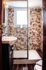 阿达玛斯Christina Rooms的带淋浴、卫生间和盥洗盆的浴室