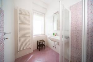 特伦托莫瓦西亚住宿加早餐旅馆的一间带水槽和窗户的浴室