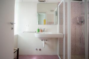 特伦托莫瓦西亚住宿加早餐旅馆的白色的浴室设有水槽和淋浴。