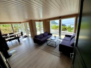 OffersøyaExplorers Cabin Lofoten的带沙发、桌子和窗户的客厅