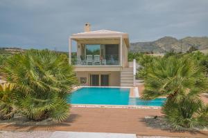 考特索纳里Villa Pelagos的一座带游泳池和房子的别墅