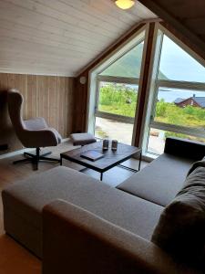 OffersøyaExplorers Cabin Lofoten的客厅配有沙发和桌子