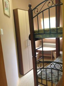 科斯特罗马小旅舍的螺旋楼梯通往带双层床的客房