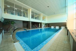 派蒂哥斯卡贝斯套酒店的大型建筑中的大型游泳池