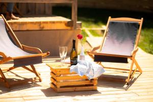 拉多夫吉卡Alp Glamping Village的庭院里提供一瓶葡萄酒和两把椅子