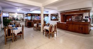 特尔马斯德里奥翁多特尔马索尔酒店的一间带桌椅的餐厅和一间酒吧
