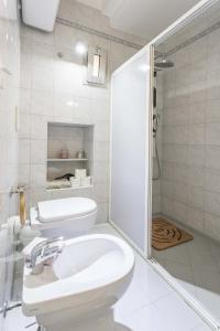 莱韦拉诺Kate的浴室配有卫生间、盥洗盆和淋浴。