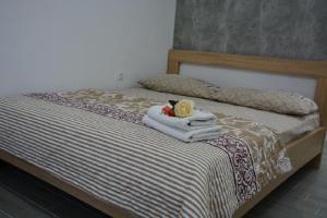 乌尔齐尼Hostel Center的一间卧室配有带毛巾的床