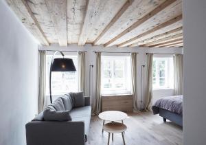 因斯布鲁克Faktorei的带沙发、床和窗户的客厅