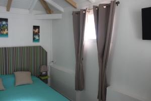 圣吕斯Résidence B&L Lagon : Bungalow Atoll的一间卧室设有一张床和一个窗口
