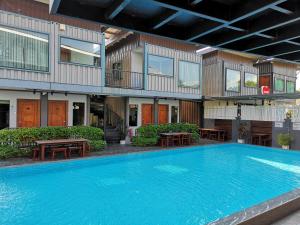 Kluang Container Swimming Pool Hotel内部或周边的泳池