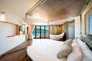 埃尔利海滩Pinnacles的一间卧室配有一张床和一张沙发
