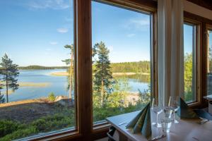 波尔沃Poukama的用餐室设有大窗户,享有湖景