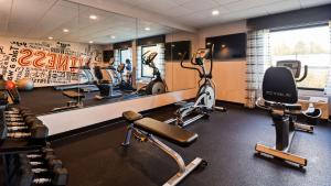 斯帕坦堡贝斯特韦斯特优质酒店的健身中心和/或健身设施
